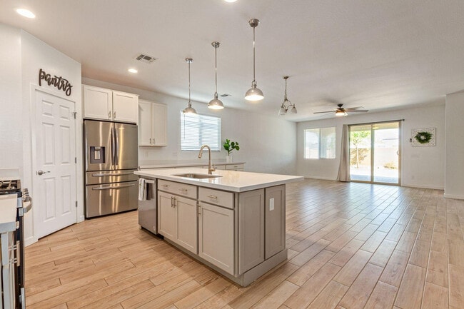 Building Photo - 10617 S 55th Dr