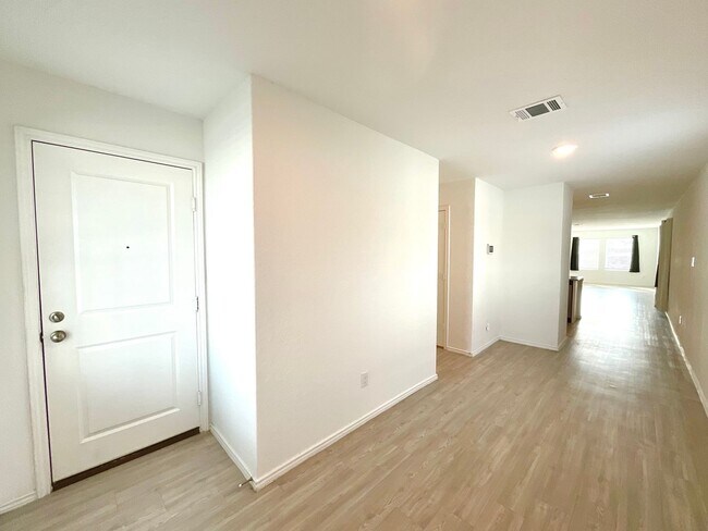 Building Photo - **APPLICATION RECEIVED** **MOVE IN SPECIAL** Beautiful 4BR/2BA Home with Fenced Yard & Garage!