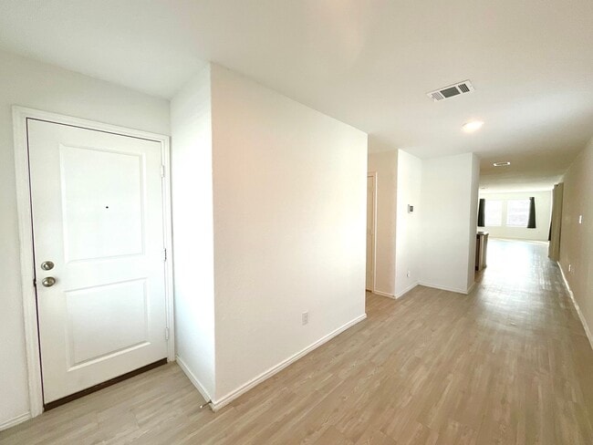 Building Photo - *MOVE IN SPECIAL* Beautiful 4BR/2BA Home with Fenced Yard & Garage!