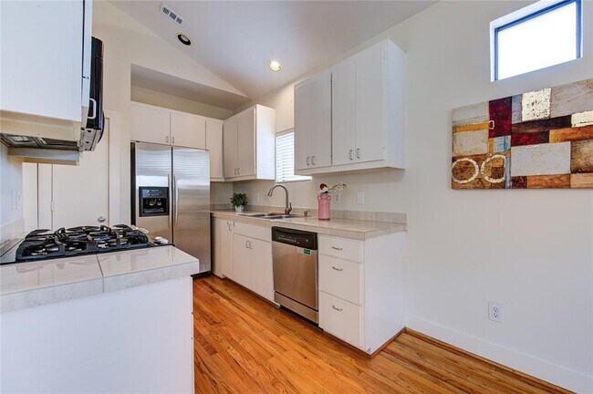 Building Photo - 8656 Meadowcroft Dr