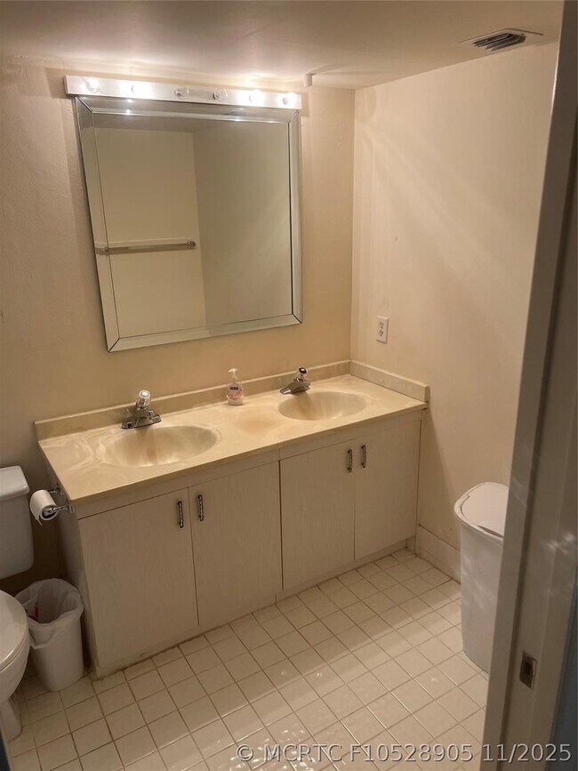 Building Photo - 4301 Martinique Cir