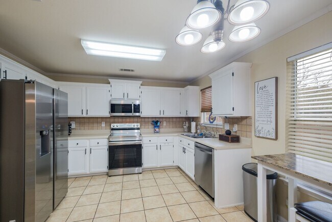Building Photo - 7037 Lynn Lake Dr