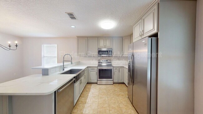 Building Photo - 13290 Pacemaker Dr