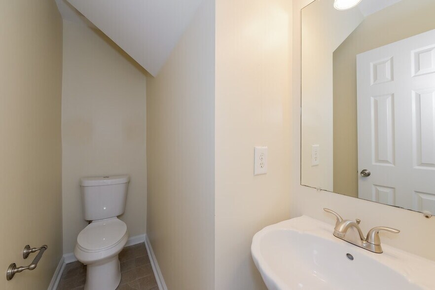 Building Photo - 1043 Vanguard Dr