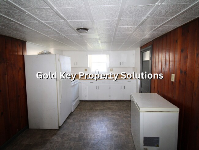 Building Photo - Cute 2 BR 1 BA House with Enclosed Porch a...