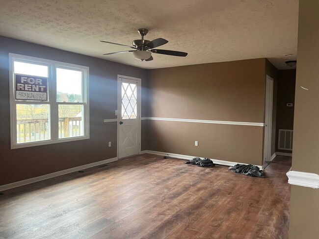 Building Photo - 2 bd 1 bath apartment with garage area loc...