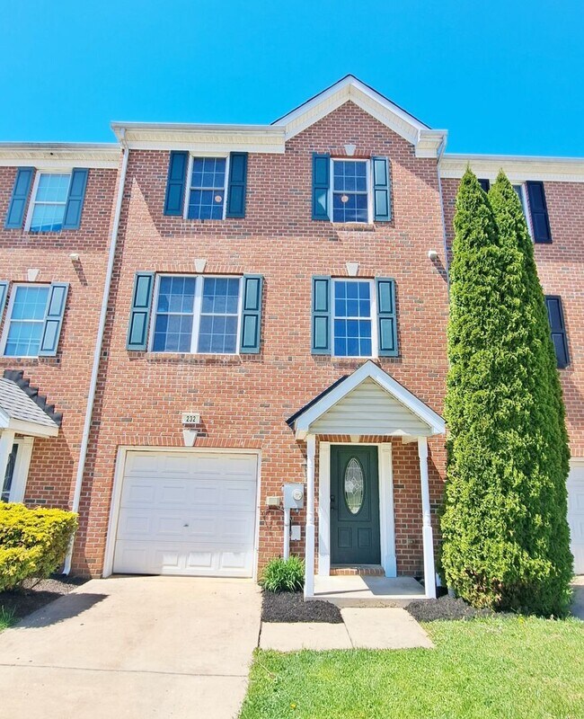 Building Photo - 3 Bed / 2 Full and 2 Half Bath Single Family Townhome