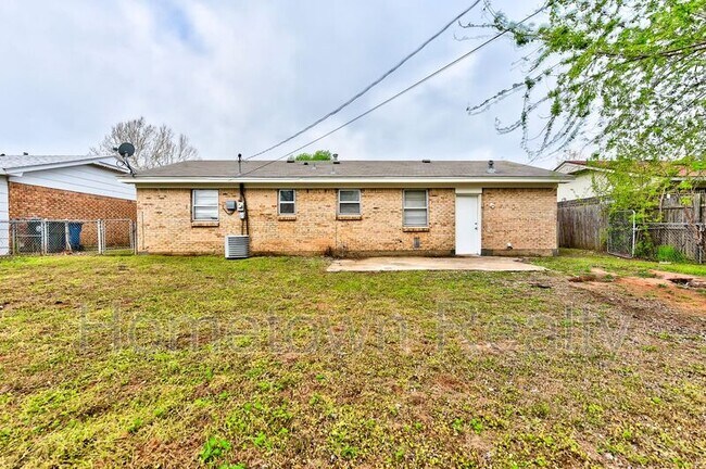 Building Photo - 1308 Mcdonald Dr