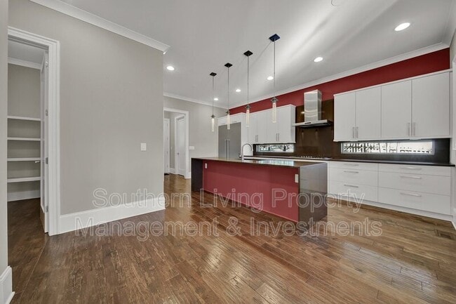 Building Photo - 2011 Sharon Ave