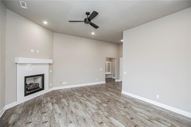 Building Photo - 1048 Parker Ln