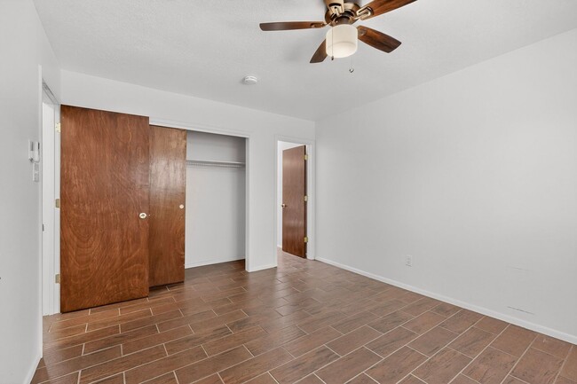 Building Photo - Close in West Side 2 bedroom 1.75/ba 1/cg