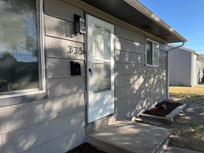 Building Photo - 335 Valley Dr