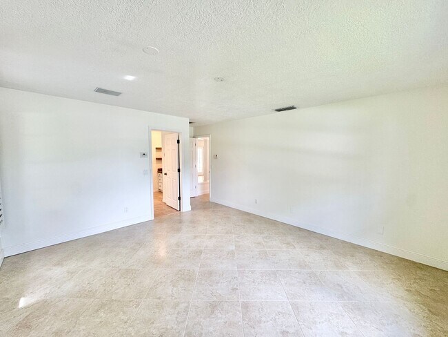 Building Photo - ** BERKSHIRE LAKES ** 3 BED + DEN / 2.5 BA...