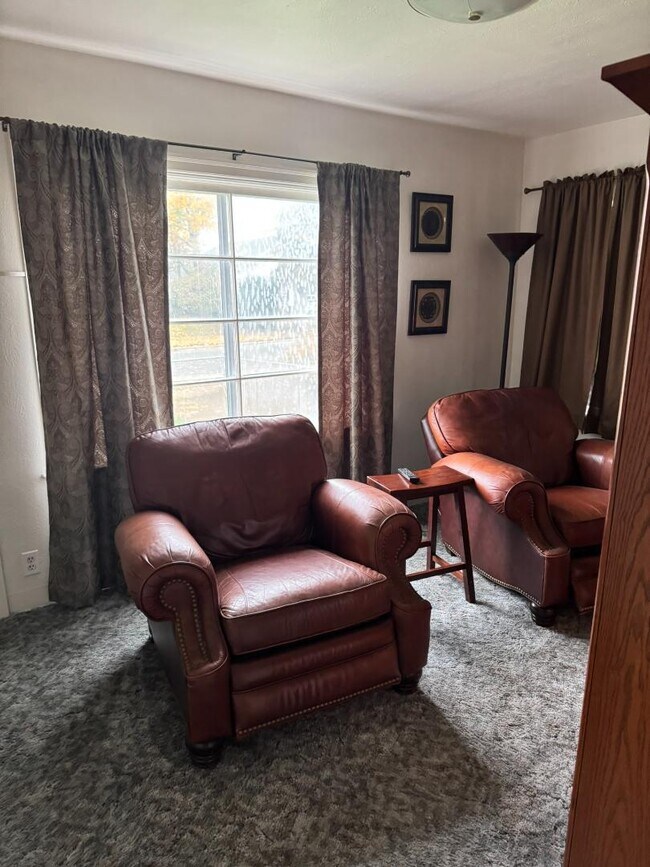 Building Photo - 406 Newtown St