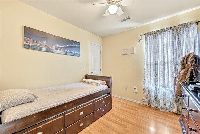 Building Photo - 122 S Bailey St