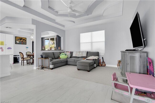 Building Photo - 682 Delmonico St