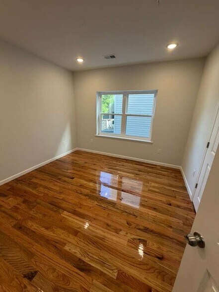 Building Photo - 148 Dewey St