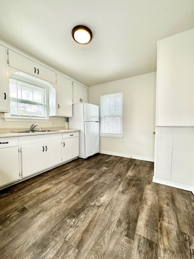 Building Photo - Spacious 3 Bedroom 1 Bath Single Family Ho...