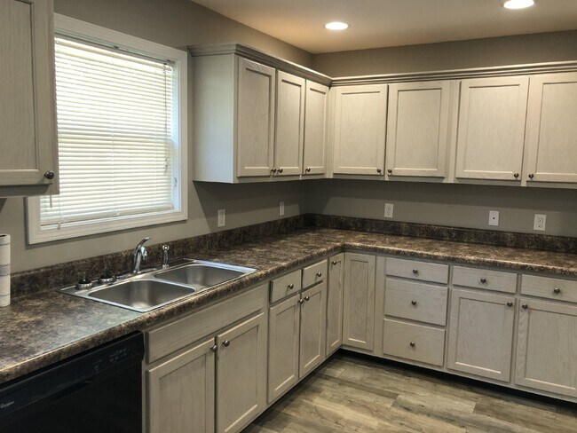 Building Photo - 2BD 2BA DUPLEX IN BAXTER