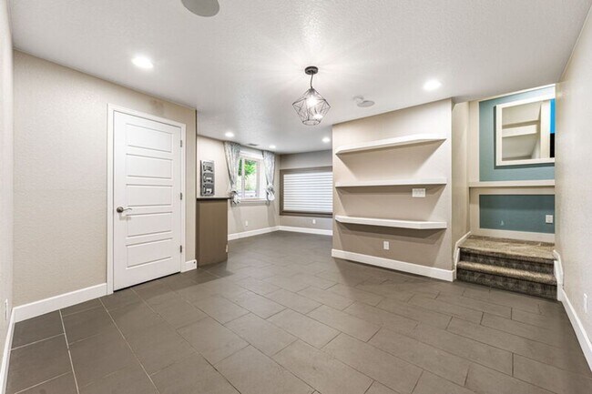 Building Photo - Modern End Unit in the Meadows!