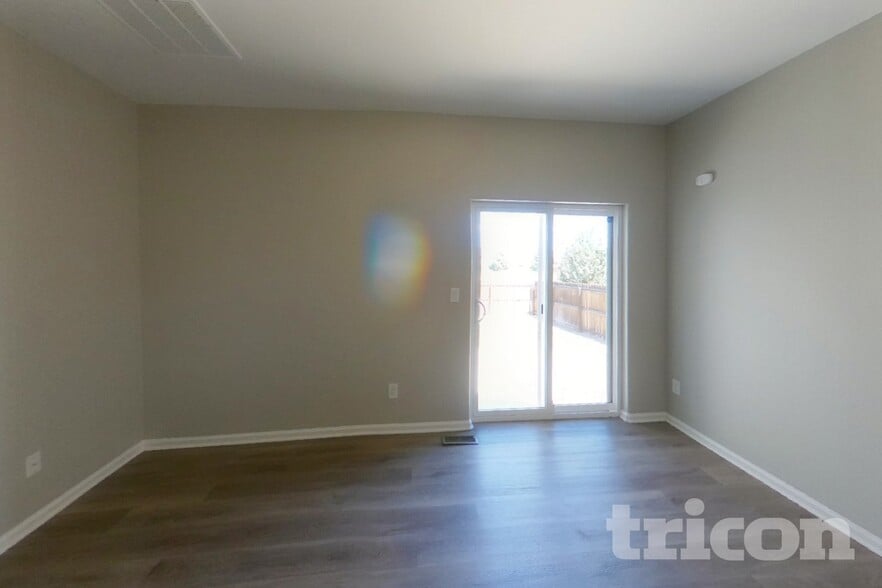 Building Photo - 6550 Phantom Way