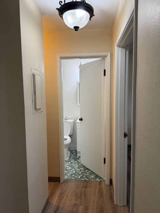 Building Photo - Updated 2 bedroom 1 bath duplex in Eugene!