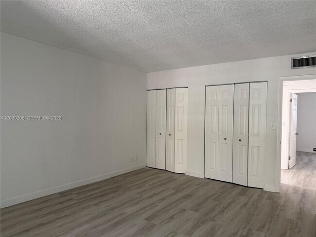 Building Photo - 20200 W Country Club Dr