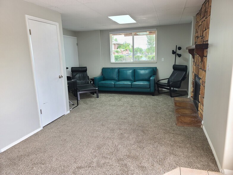 Building Photo - 940 W Red Oaks Dr