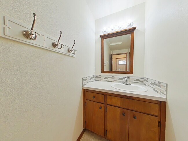 Building Photo - 2 Bedroom Apartment ~ Close to 9th Street