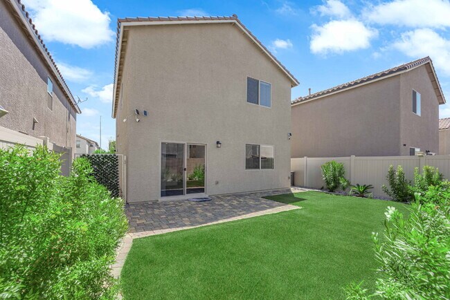 Building Photo - Don't miss out on this cozy 3-bedroom, 2-s...