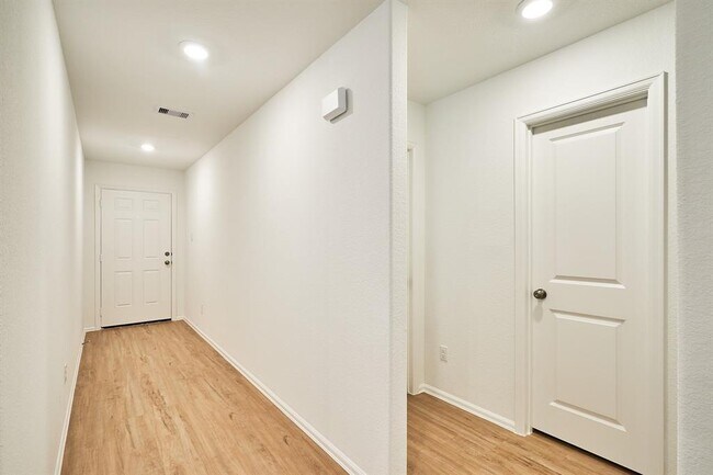 Building Photo - 3323 Avary River Ln