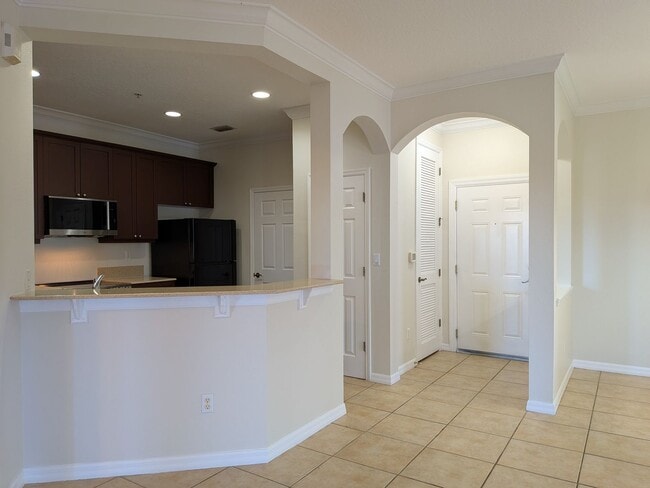 Building Photo - Top Floor Condo at Lakeside at Lakes of Windermere