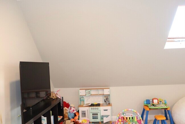 Building Photo - 10 Cushing St