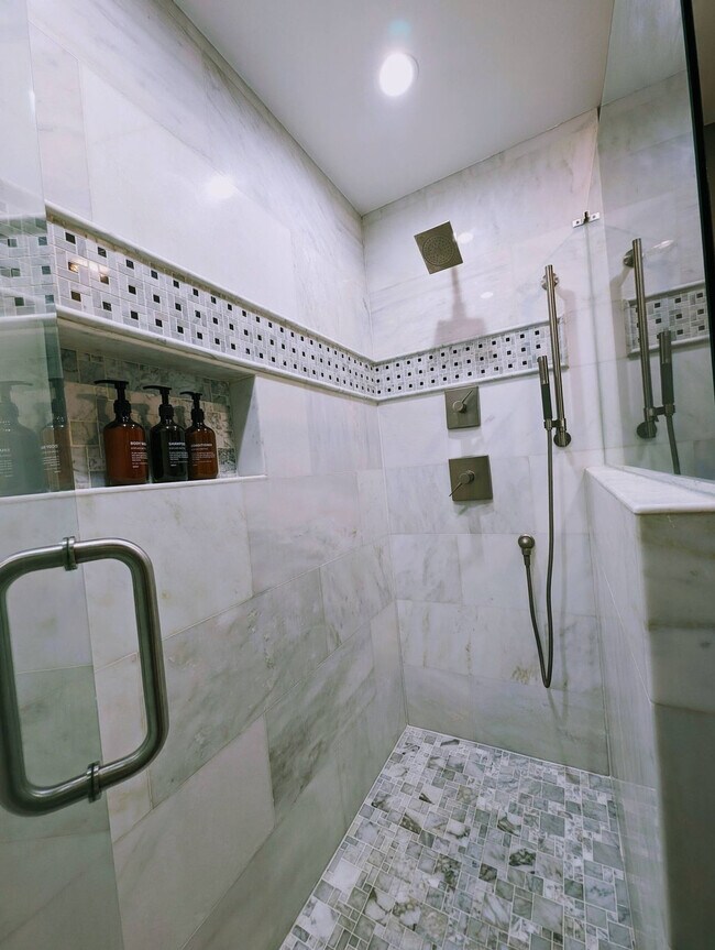 Building Photo - 1303 Colony Dr