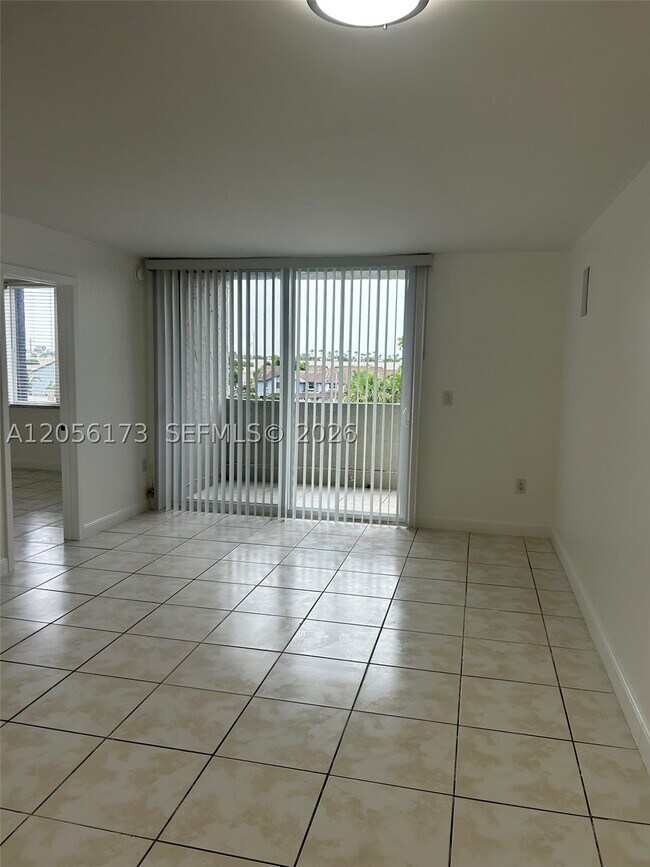 Building Photo - 10000 NW 80th Ct