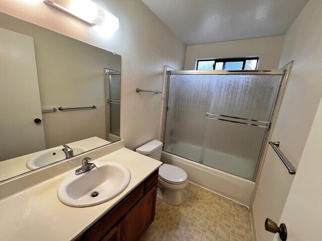 Building Photo - Spacious 3 bedroom 1.5 bath