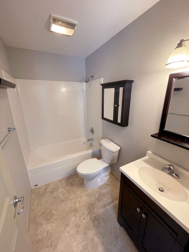 Building Photo - Great 6 bed, 6 bath Duplex Unit in North Portland with Laundry, Patio