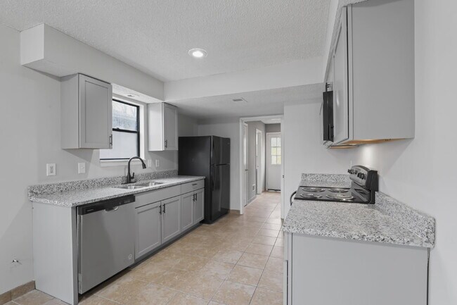 Building Photo - 3 Bedroom duplex in Olathe!