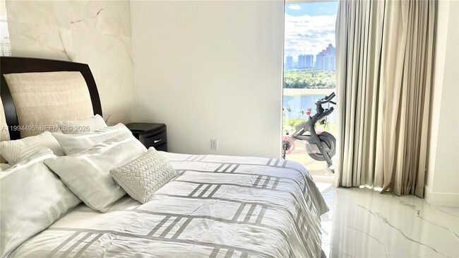 Building Photo - 3701 N Country Club Dr