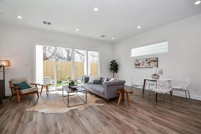 Building Photo - 3609 Dennis St