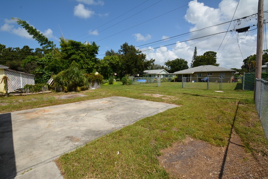 Parking in back of unit - 5009 TANGERINE AVE S
