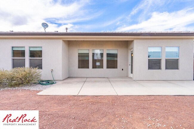 Building Photo - Comfort, Space & Style with a 3-Car Garage Small Dog Friendly!