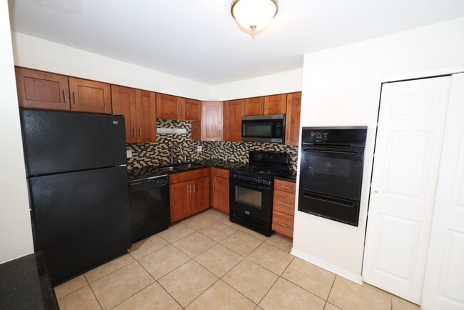 Building Photo - 503 E Valley Ln