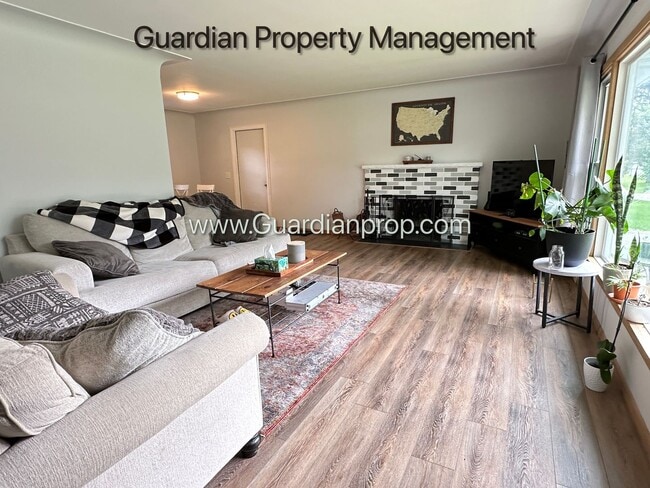 Building Photo - 3050 Glenden Terrace