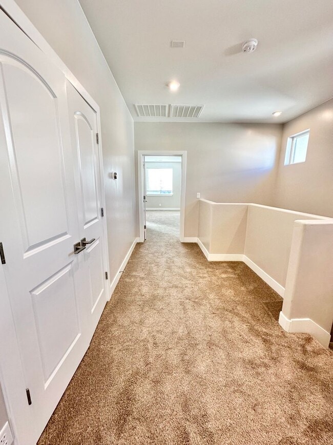 Building Photo - 4 Bed Desert Color Home!