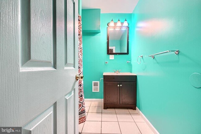 Building Photo - 2715 E Monument St