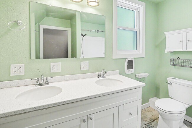 Building Photo - For Rent – 4 Bed 2 Bath Home