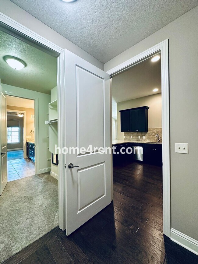 Building Photo - Main Level Primary Bedroom, Updated Kitche...