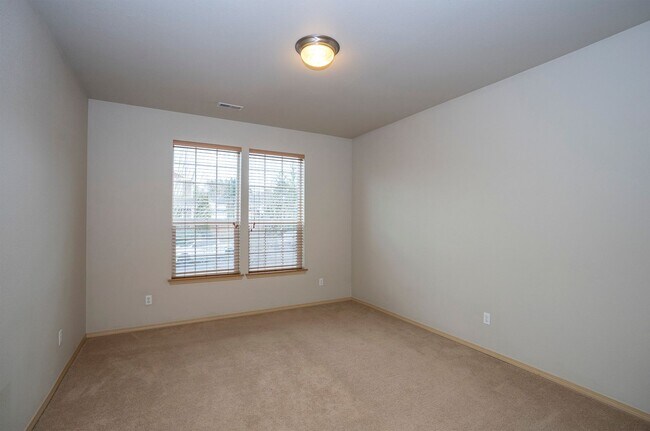 Building Photo - Modern 4 Bedroom, 2.5 Bath Home In Silver Creek w/AC