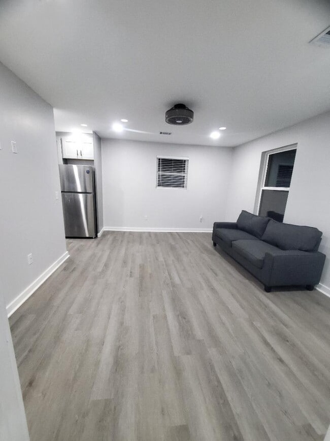 Building Photo - 290 Quick St